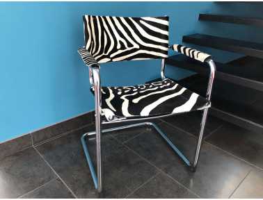 Chaise en peau de vache zèbre avec accoudoir vue de face