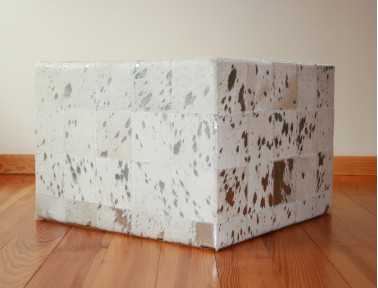 Pouf en patchwork de peau de vache blanche argentée