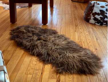 Tapis en peau de mouton islandais marron méché naturel