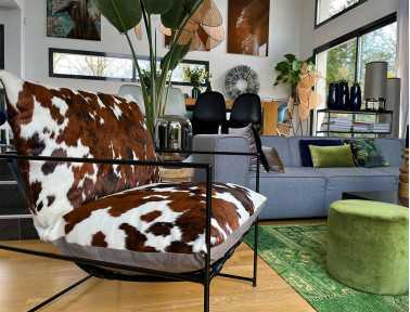 Fauteuil "Aspen" en peau de vache Normande dans un salon