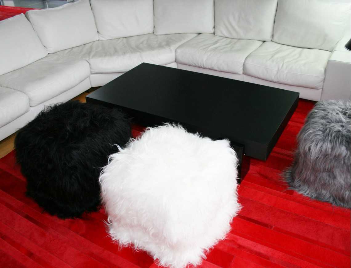 Pouf en mouton Islandais, cubique certes, mais tellement confortable. Existe en blanc, gris, et noir