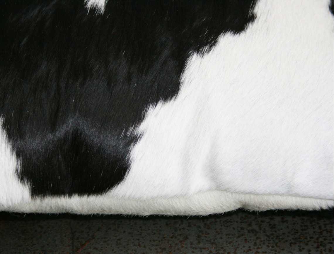 Coussin en peau de vache Noire & Blanche DOUBLE FACE