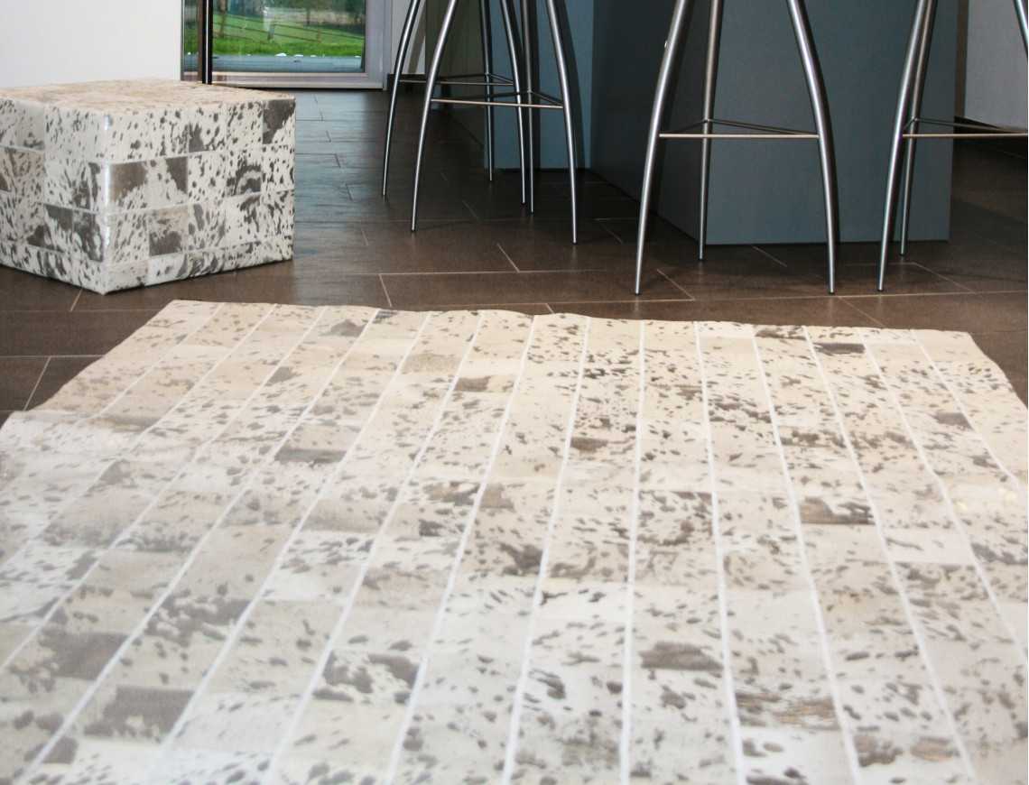Tapis Patchwork en peau de vache blanche argentée