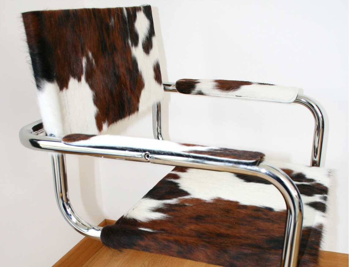 Chaise en peau de vache avec accoudoir