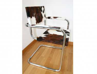 Chaise en peau de vache avec accoudoir