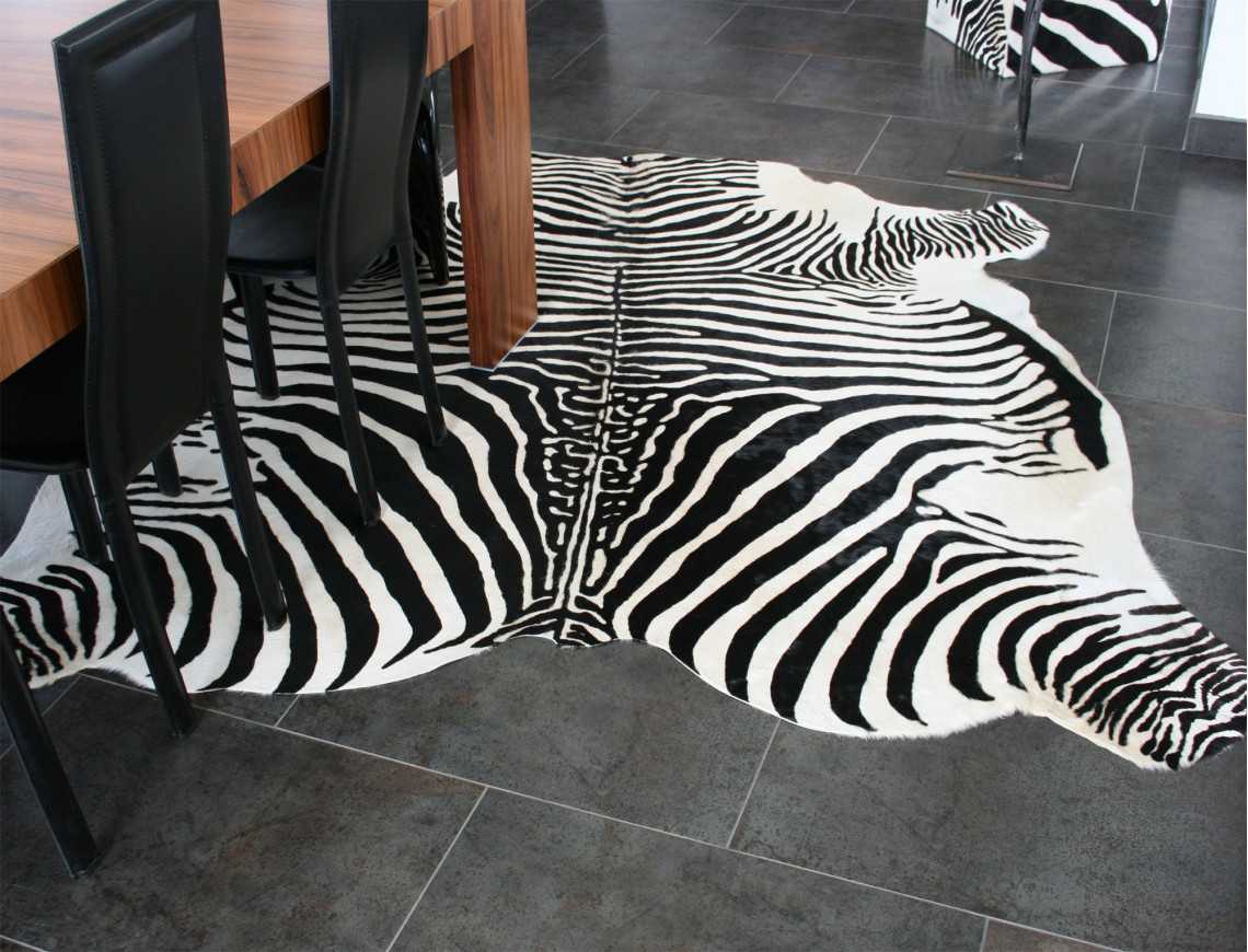 Peau de vache imprimée Zèbre sur fond blanc