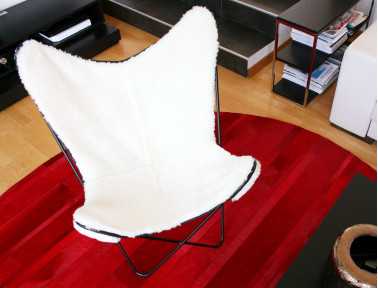Fauteuil butterfly en peau de mouton blanc