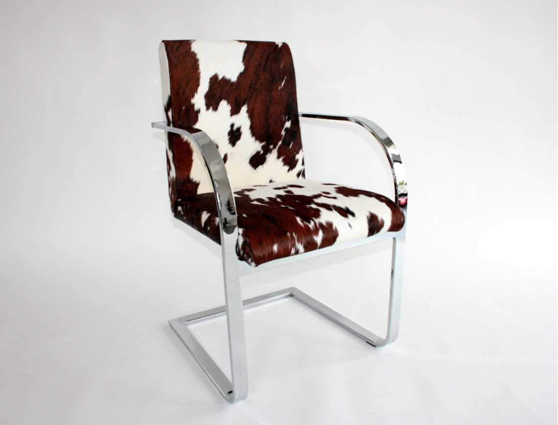 Chaise en peau de vache avec accoudoir Chaise en peau de vache avec accoudoir
