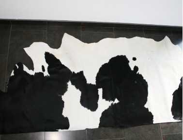 Demi-peau de vache Noire et Blanche pour tapisserie