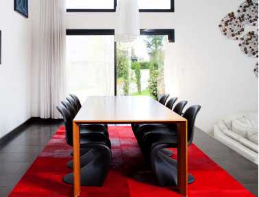Tapis Patchwork en Peau de vache teintée rouge
