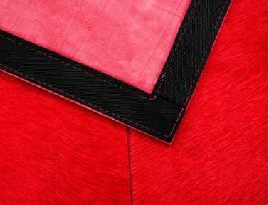 Tapis Patchwork en Peau de vache teintée rouge