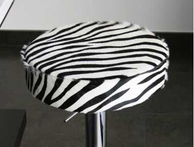 Tabouret en peau de vache imprimée zèbre
