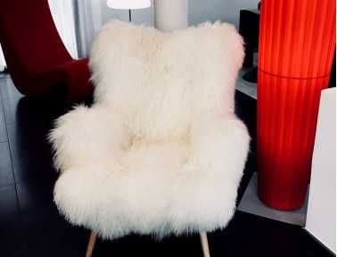 Fauteuil en peau de vache "Bô" by Sonia.M