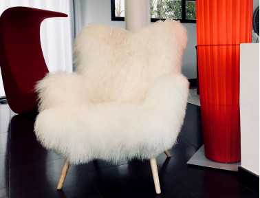 Fauteuil en agneau de Mongolie "Bô" by Sonia.M