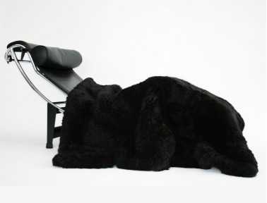 Dessus de lit noir en fourrure de mouton
