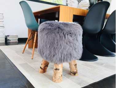 Tabouret en mouton gris "Dona" poils courts avec pieds en véritable bois de Bouleau