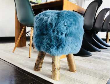 Tabouret en mouton bleu turquoise "Dona" poils courts avec pieds en véritable bois de Bouleau 