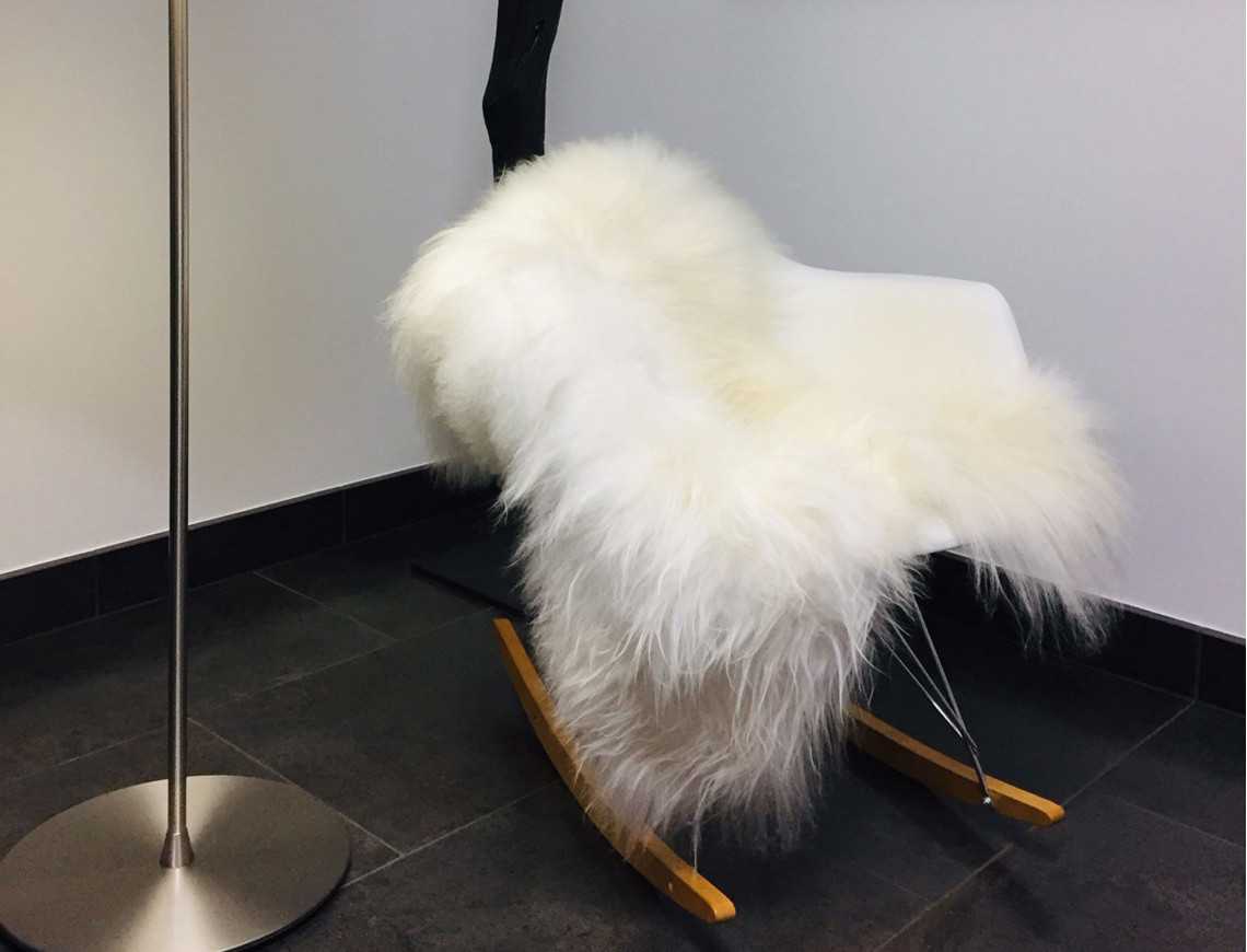 La peau de mouton Islandaise est idéale également sur une chaise ou un fauteuil