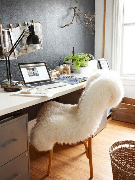 Peau de mouton sur fauteuil de bureau