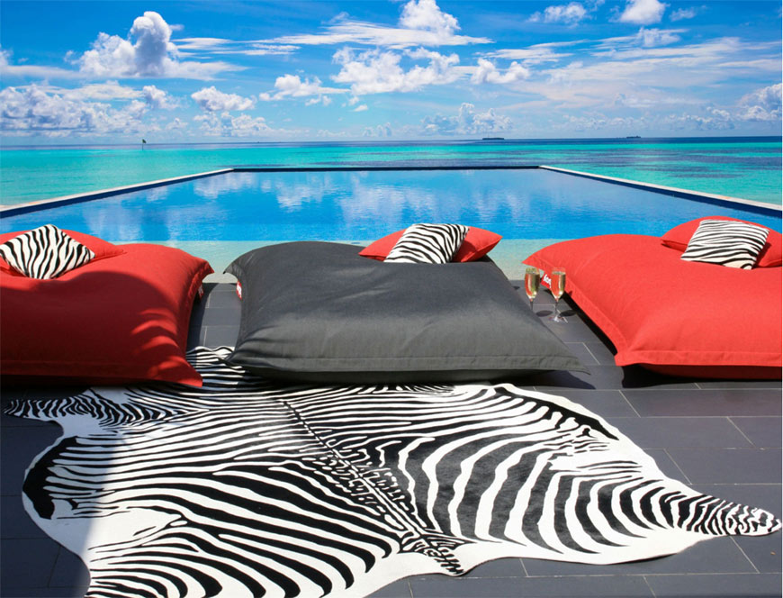 Tapis zèbre sur terrasse au bord d'une piscine