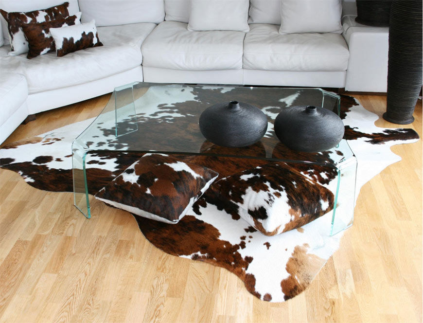 Tapis vache sous une table basse