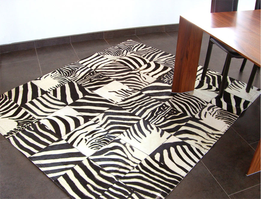 Tapis patchwork zèbre sous un pied de table