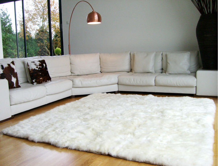 Tapis en mouton dans un salon avec parquet