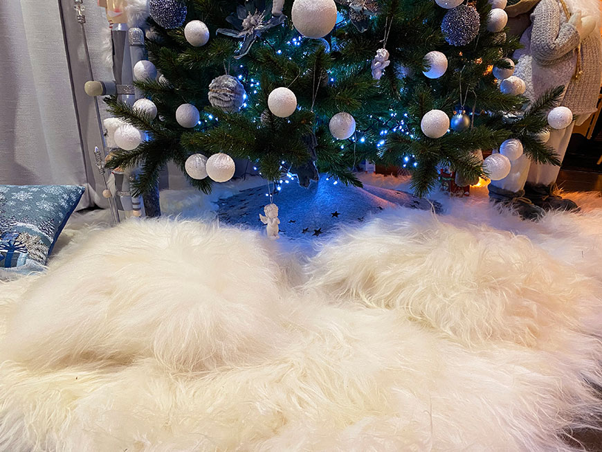 Coussins en mouton Islandais au pied du sapin de Noël