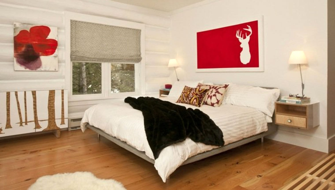 Chambre chalet avec peau de mouton naturelle au sol et plaid en peau de mouton noire rasée