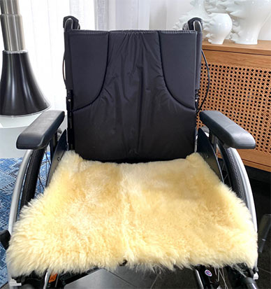 Peau de mouton médicalisée sur un fauteuil roulant