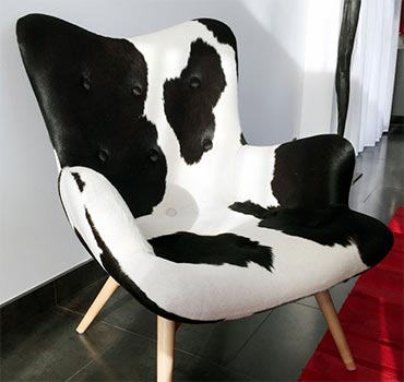 Fauteuil en peau de vache noire & blanche